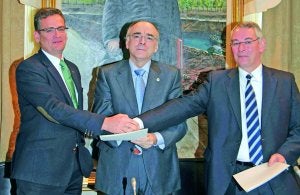 Antonio Basagoiti, Andrés Urrutia y Antón Damborenea, ayer tras la firma del convenio. ::
LUIS ÁNGEL GÓMEZ/
