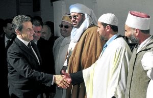 Nicolas Sarkozy saluda a los asistentes a la ceremonia en el principal templo islámico del país. ::
AFP/