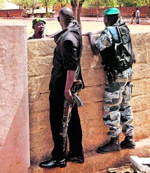 Soldados de la junta golpista, en Kati, a las afueras de Bamako. ::
REUTERS/