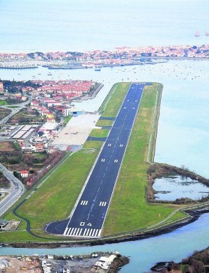 La pista del aeropuerto se encuentra encajada entre el mar y las localidades de Hondarribia y Hendaya. :: EASOFLYERS/