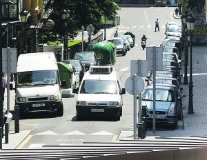Sin coches. Eliminando el aparcamiento de la calle San Marcial durante las fiestas, el Gobierno municipal quiere acercar la plaza de Urdanibia a la de San Juan. :: F. DE LA HERA/