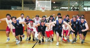 Pasión. Componentes históricos del equipo donostiarra de los delfines, momentos antes del All Star del sábado en Manteo. :: ARIZMENDI/