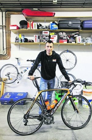 Preparado. Mikel Astarloza vuelve al Tour de Francia después de dos años de ausencia. :: IGNACIO LOBO/
