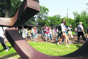 Arte. Alumnos y profesores disfrutaron ayer de las obras recogidas en el museo de Chillida. :: M. FRAILE/