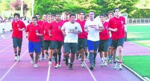 A sudar. El primer entrenamiento de la temporada se abrió con unas suaves carreras en el entorno de Mintxeta y en su pista. ::
AITOR/