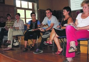 Presentación. El salón de Plenos acogió la reunión abierta sobre el tema del asentamiento. ::
MARÍA/