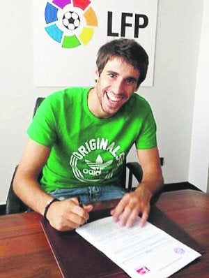 Feliz. Javi Martínez firma el pago de los 40 millones para rescindir su contrato con el Athletic. ::
BAYERN/