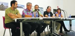 Javier Carballo, Xabier Alberdi eta Oihana Artetxe liburuaren egileak, Iñaki Agirrezabalaga alkatea eta Eneko Agirre zinegotziarekin. ::
ROMATET/