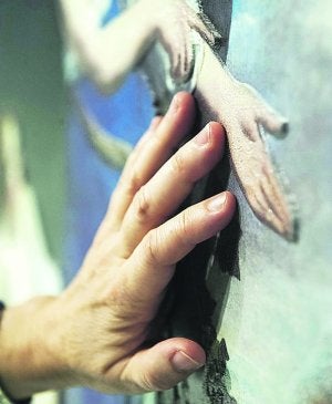 Un procedimiento químico da volumen a los cuadros. ::
EFE/