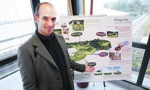 Mikel Insausti muestra el proyecto de lo que es y será el Kutxa Ekogunea. :: MIKEL FRAILE/
