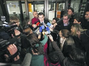 Feijóo atiende a los medios tras la reunión del Comité Ejecutivo Nacional del PP, ayer en Madrid. ::
EFE/