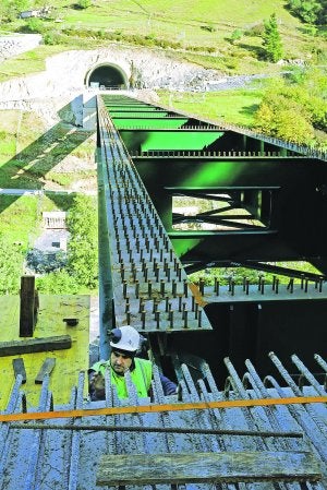 Un trabajador revisa la estructura metálica del viaducto de Zubina. :: REPORTAJE GRÁFICO LOBO ALTUNA/