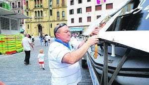 Mendi, con la trainera en el muelle donostiarra. ::
JOSÉ MARI LÓPEZ/