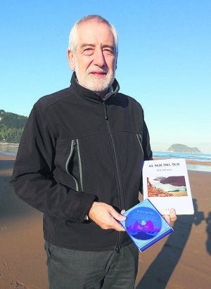 Iñaki Bidegain, esta semana en la playa con su novela. :: ETXEBERRIA/
