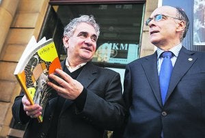 Bernardo Atxaga zuzendaria eta Andres Urrutia euskaltzainburua, atzo Donostian. ::
USOZ/