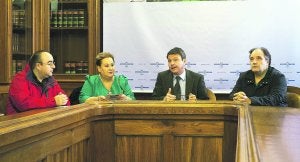 Iñaki Gurruchaga, María del Milagro Azpiazu, José Antonio Santano y José María Rastrilla presentaron el concierto del domingo. ::
F. DE LA
HERA/