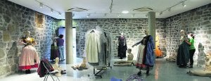 Historia de la moda en Torrekua. Las dependencias de la antigua casa torre albergarán a partir de la próxima semana una exposición de trajes. :: FOTOS: IÑIGO ARIZMENDI/