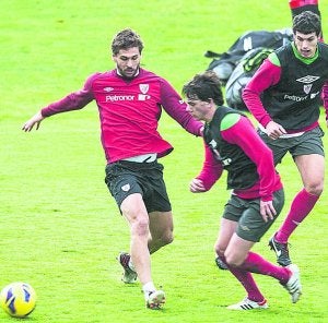 Fernando Llorente disputa un balón en Lezama. :: EFE/