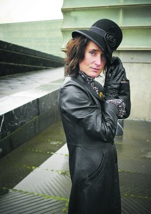 Helena, una artista en todos los sentidos, posa con mucho estilo ante el Kursaal donostiarra. ::
USOZ/