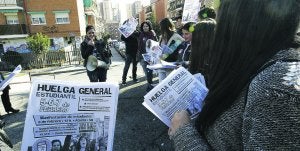 Un piquete de estudiantes entrega hojas a sus compañeros en un instituto de Madrid. ::
EFE/