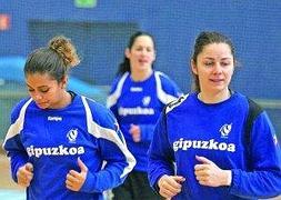 Adriana Castro y Alba Menéndez, ayer en el entrenamiento. :: MICHELENA/