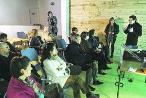 Izaskun Iridoy y Roberto Gómez se dirigen a los comerciantes en Irun Factory. ::
F. DE LA HERA/
