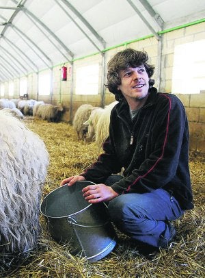 Ordeñar las ovejas, por la mañana y por la tarde, forma parte del día a día de Aitz Arrieta. ::
F. DE LA HERA/