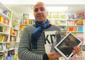 Kepa Murua. En Garoa liburudenda, mostrando sus tres últimas publicaciones. :: ETXEBERRIA/