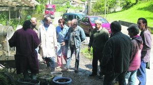 Un grupo de personas contemplan el trabajo de uno de los profesores de Arte Eskola. ::
SALEGI/
