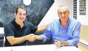 Firma. J.A. Sáez de Ocáriz (director de Init) y el rector Josu Zabala./