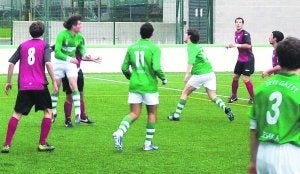 El partido fue muy disputado y los dos equipos buscaron la victoria. ::
FOTOS TELLECHEA/