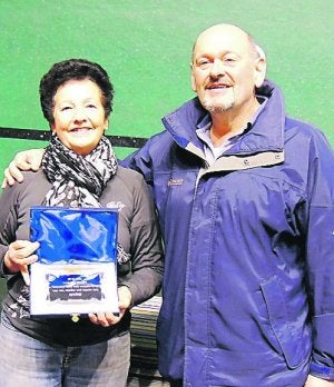 Campeones del Xabier Zozaia Txapelketa de paleta goma. Begoña Taberna recibió una placa de manos de Juan Fermín Mitxelena. ::
TELLETXEA/
