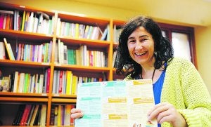 UEU. Ane Sarasua presentó ayer unos cursos que apuestan por la metodología 'on-line'. ::
FÉLIX MORQUECHO/
