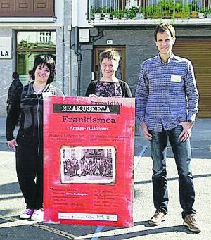 Representantes municipales y del colectivo Aritza con el cartel./