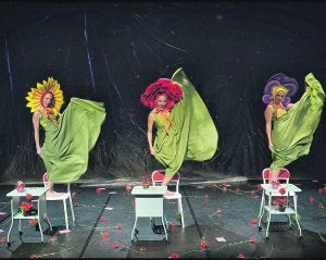 Un jardín. Marta Carrasco, Anna Coll y Majo Cordonet, en una representación de 'B. Flowers'./