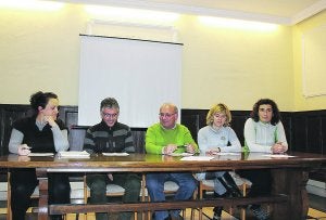 Udal buruak eta teknikariek zaborrak jasotzeko sistema berria aurkeztu zuten atzo udaletxean. ::
K.A./