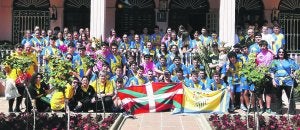 Torneo. Foto de familia de los jugadores de balonmano del Urola en Lloret de Mar. :: UROLA/