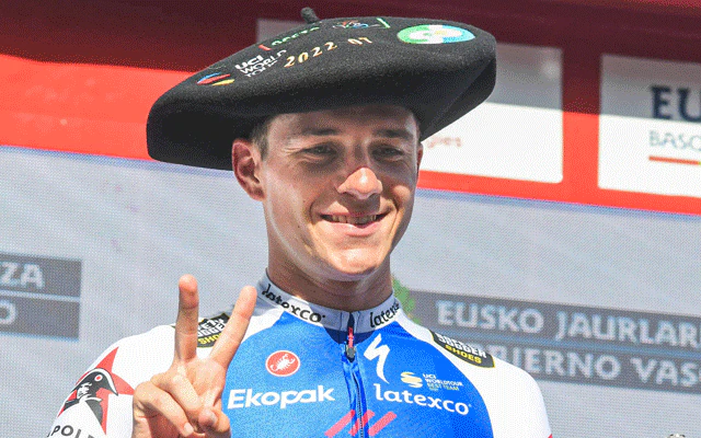Evenepoel señala con los dedos sus dos victorias en la Clásica el sábado en el podio del Boulevard. 
