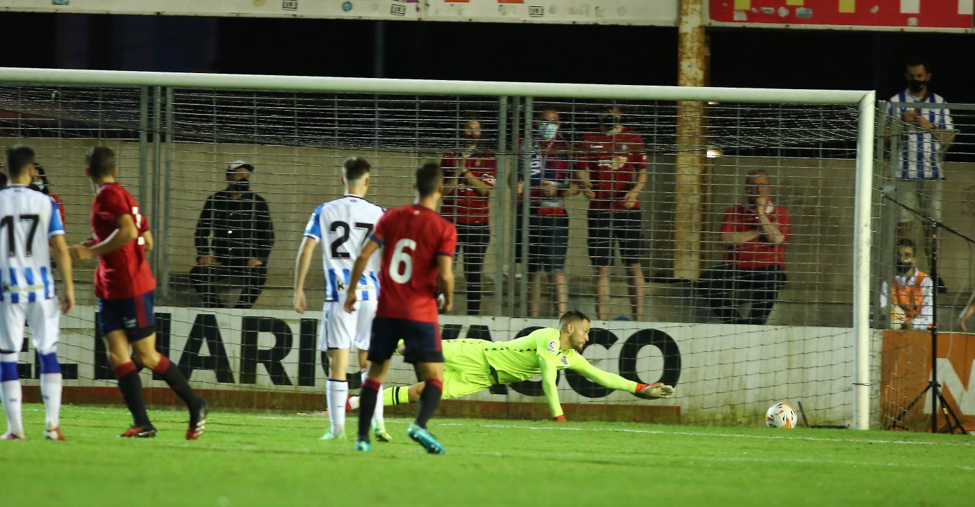 Remiro observa impotente uno de los goles de Osasuna anoche en Gal. / ARIZMENDI