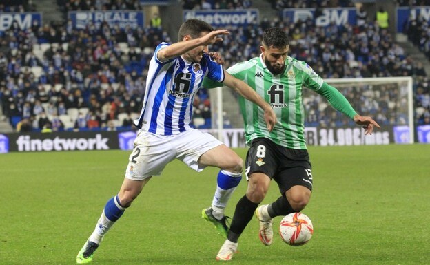Zaldua y Fekir disputan el esférico en el último partido entre Real y Betis. 