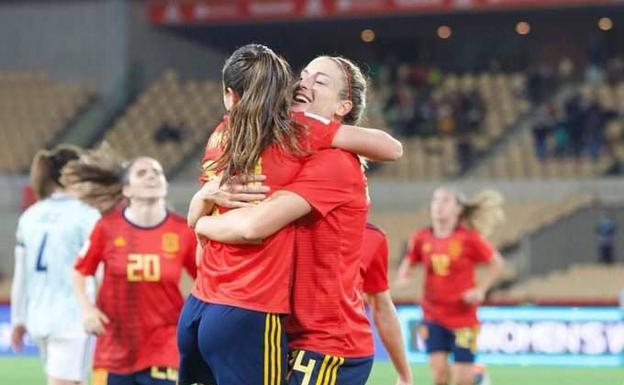 Amaiur Sarriegi y Alexia Putellas celebran un gol con la selección española. 