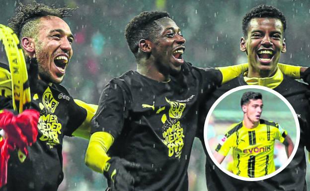 Aubameyang, Dembélé y Alexander Isak celebran la Copa alemana conseguida en 2017 ante el Eintracht. | En el círculo, Mikel Merino, con la camiseta del Borussia de Dortmund en la temporda 2016/17. 