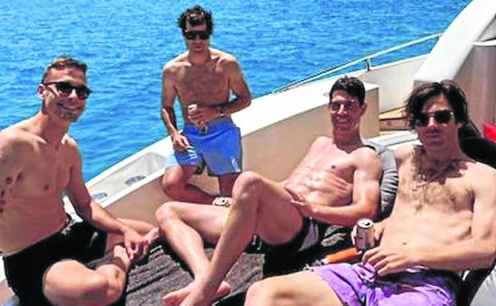Sergio Canales y Aritz Elustondo, con dos amigos en un barco. 