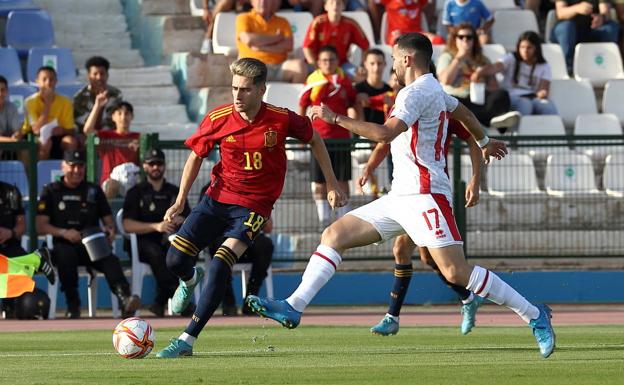 Robert Navarro encara a un jugador de Malta en el último partido de la fase de clasificación para el Europeo que se ha disputado en Melilla. /sefutbol