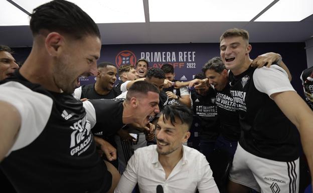 El entrenador Rubén de la Barrera, junto a sus jugadores, en plena celebración por el ascenso./EFE