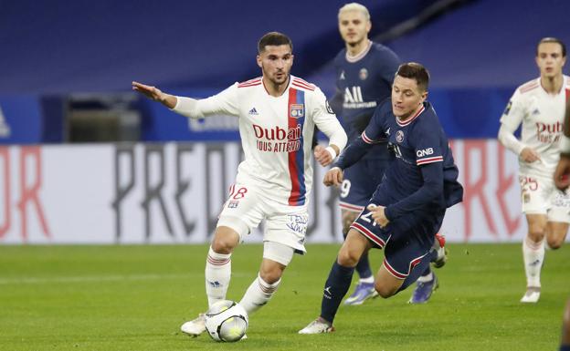 Houssem Aouar perseguido por Ander Herrera en un partido entre el Olympique de Lyon y el PSG. 