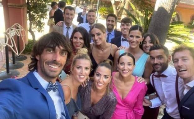Varios jugadores de la Real Sociedad que compartieron etapa con Raúl Navas, en una foto en la boda de ayer sábado.