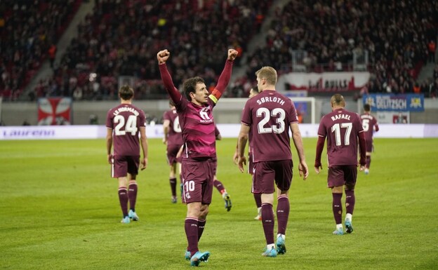 Oyarzabal celebra su gol en el último partido de la Real en Europa contra el Leipzig./Dv