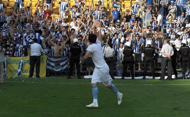 La afición de la Real ya se movió en masa hasta el estadio del Cádiz en el año del ascenso, en la imagen saludando a Zubikarai. / JOSÉ MARI LÓPEZ