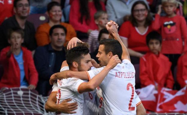 Sarabia y Azplicueta celebran un gol con la selección española.